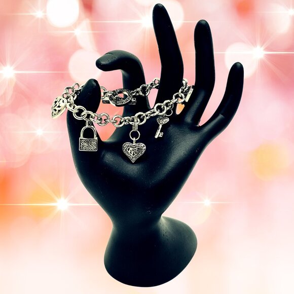 Silver-Tone Heart & Key Charm Bracelet Vtg Style Link Chain w/ Scrollwork Toggle - Picture 9 of 9
